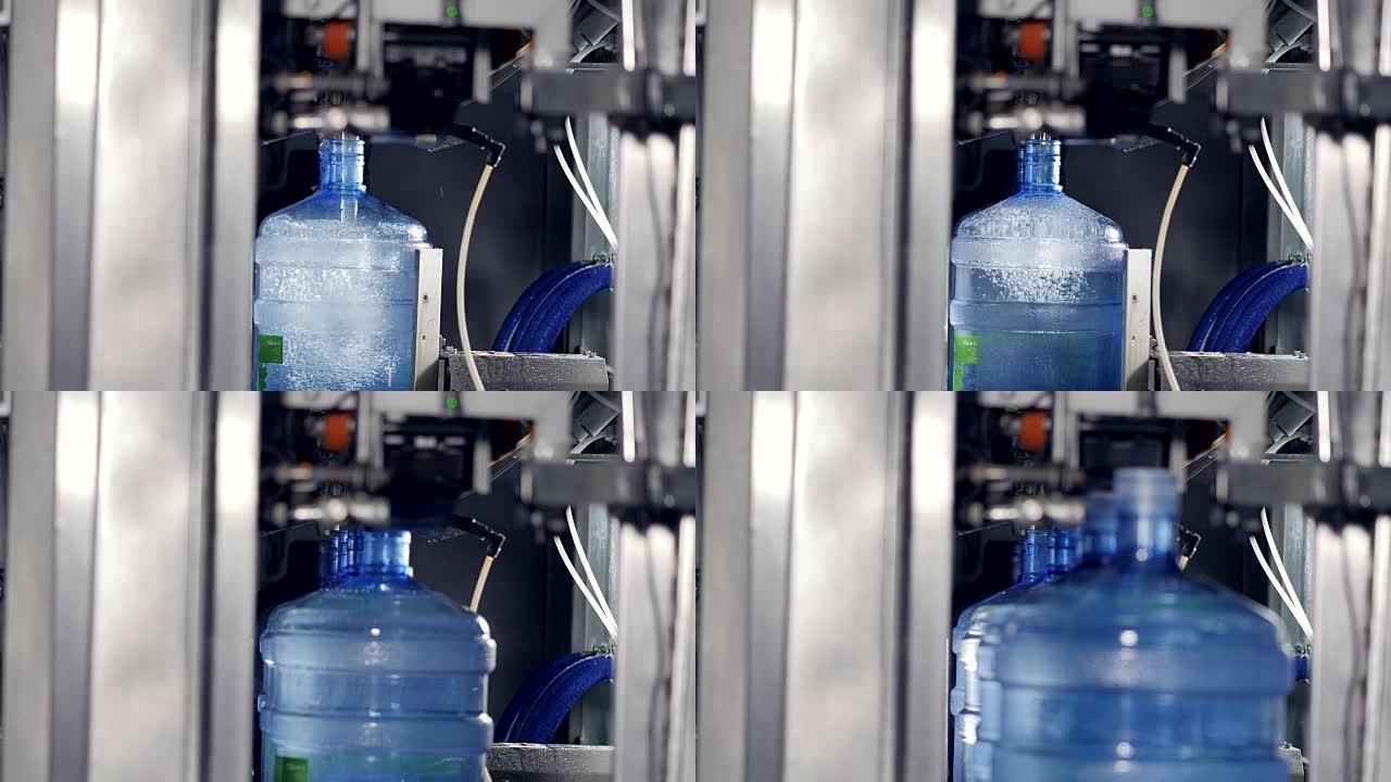 工厂机械用水填充大塑料瓶。