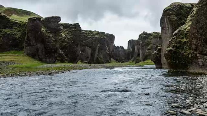 冰岛上游的Fjadrargljufur峡谷景观