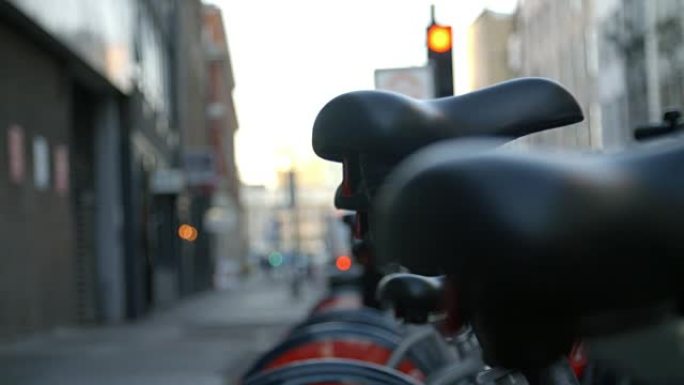 城市环境中自行车鞍座的特写