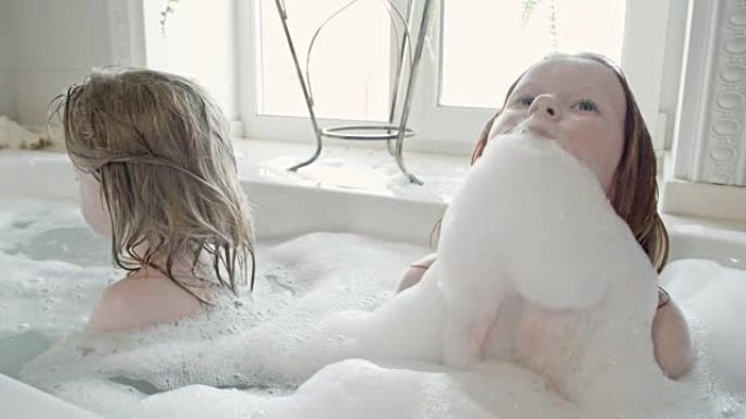 小孩子在浴缸里玩泡沫