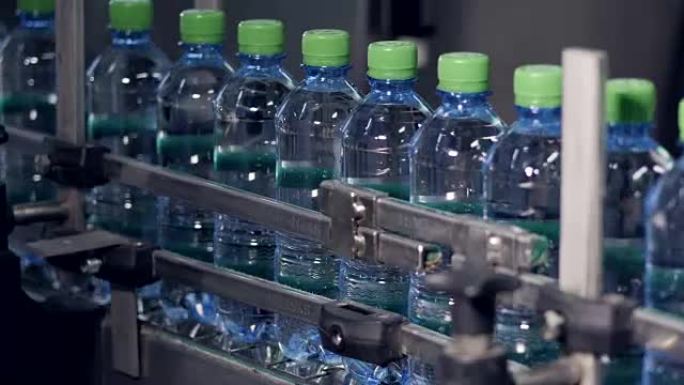 用水运输塑料瓶的工业输送机。