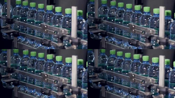 用水运输塑料瓶的工业输送机。