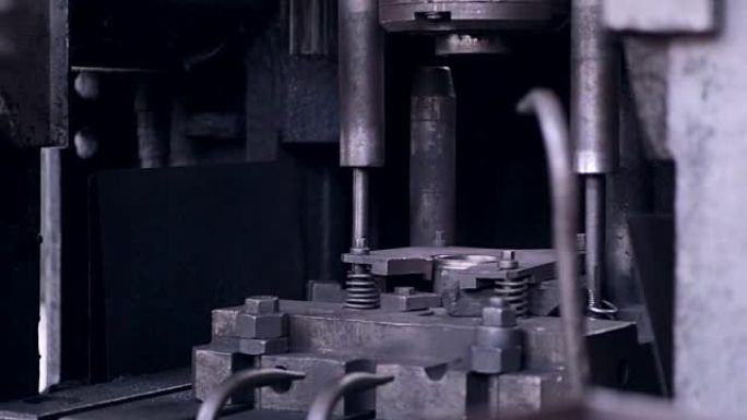 工业厂房内锻钢机