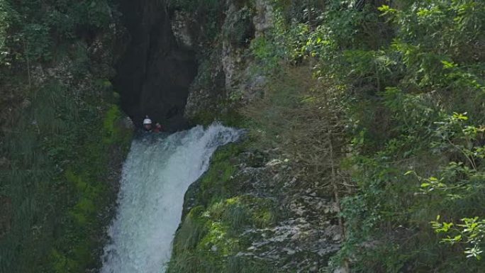 慢动作: 运动员在汹涌的白水瀑布中划着独木舟