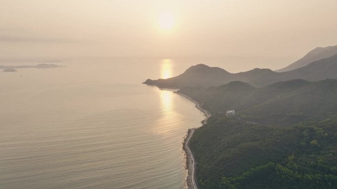 日出时分海边的公路