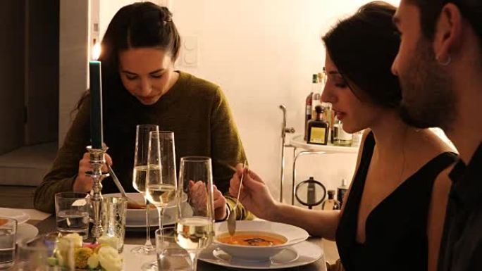 女人在吃饭时与朋友聊天