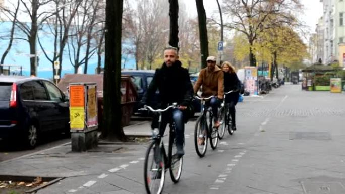 在城市的人行道上骑自行车的男人和女人