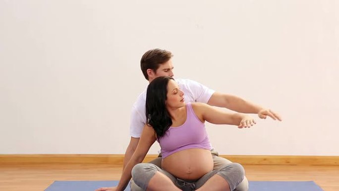 物理治疗师和他怀孕的病人一起伸展