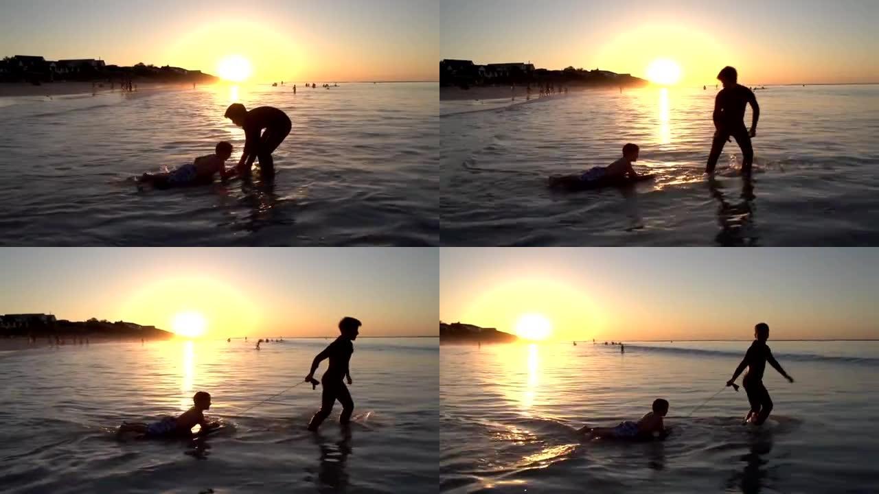 开普敦日落时分，两个小男孩在沙滩上玩耍