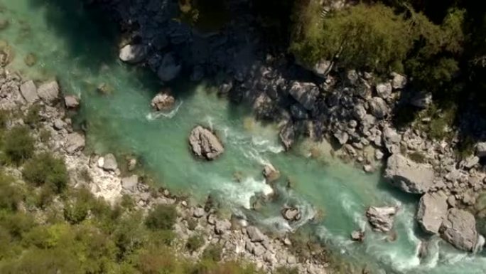 空中: 令人惊讶的美丽的翡翠维护河Soca的岩石河床