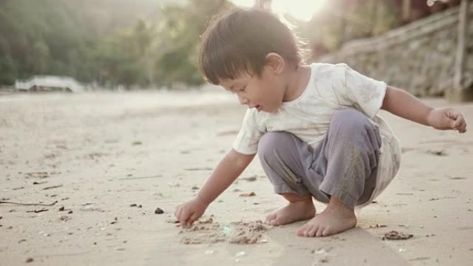 一个男孩在海滩上玩得开心
