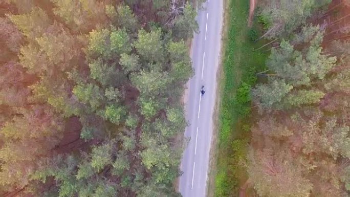 骑狭长道路的摩托车手拍摄的俯视图。4K。