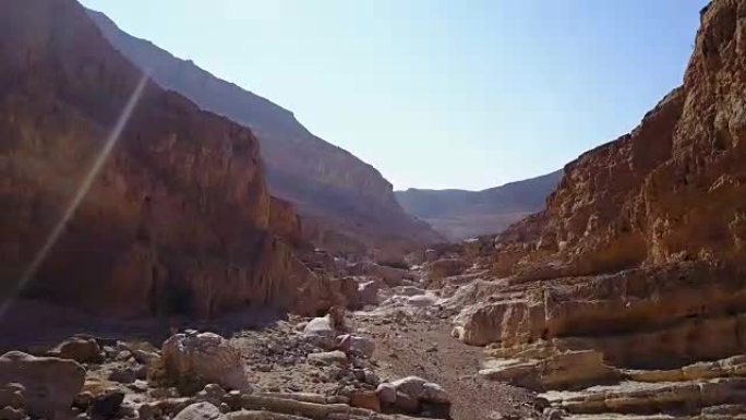 无人机飞越以色列的沙漠峡谷