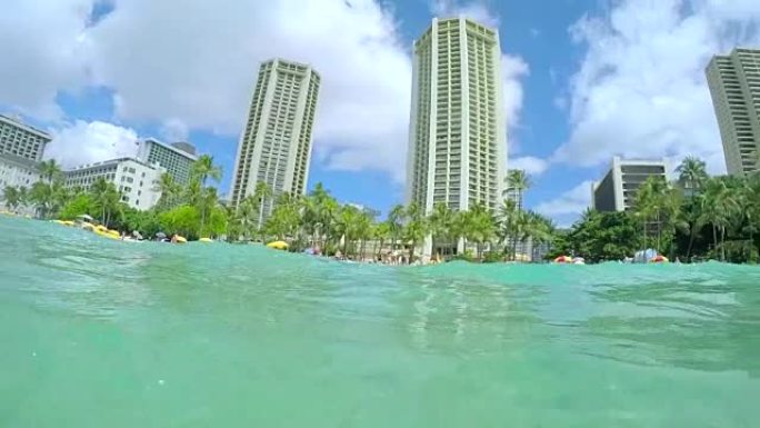 水下: 夏威夷岛阳光灿烂的檀香山著名的威基基海滩