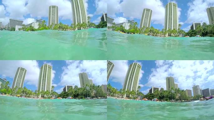 水下: 夏威夷岛阳光灿烂的檀香山著名的威基基海滩