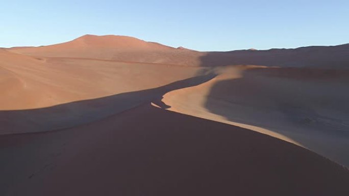 飞越男性游客在纳米布沙漠沙丘上拍照的鸟瞰图