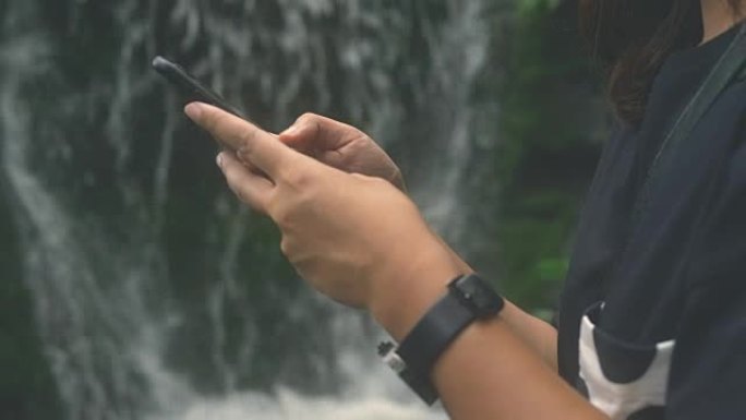 Cu: 在落水时使用智能手机的游客