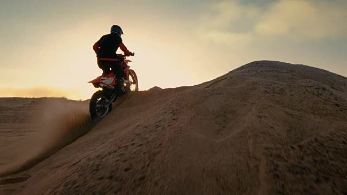 以下是职业摩托车越野赛摩托车骑手驾驶沙丘和越野赛的照片。这是《日落》，赛道上布满了烟雾。