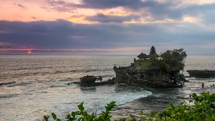 日落时缩小塔那洛特神庙的照片。印度尼西亚巴厘岛