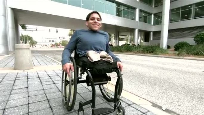 一个坐在轮椅上被截肢的乐观年轻人
