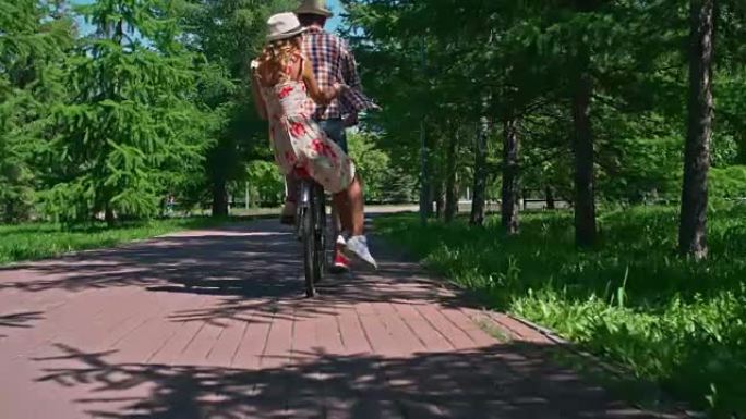与心爱的人一起骑自行车