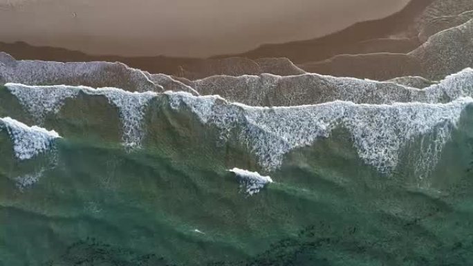 海浪撞击海岸的空中静态视图