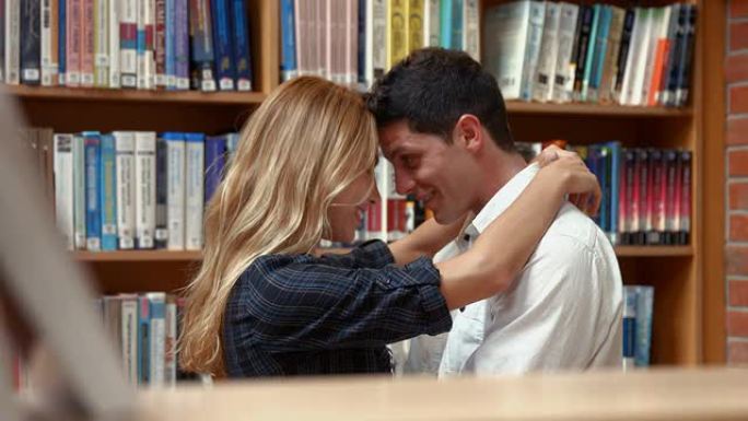 学生夫妇在图书馆拥抱
