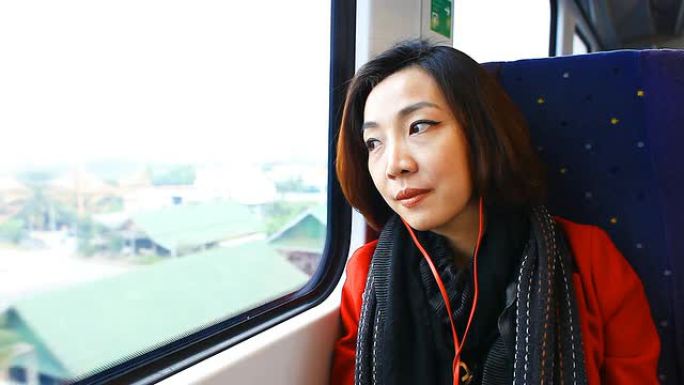 高清：美丽的亚洲女性乘火车旅行。