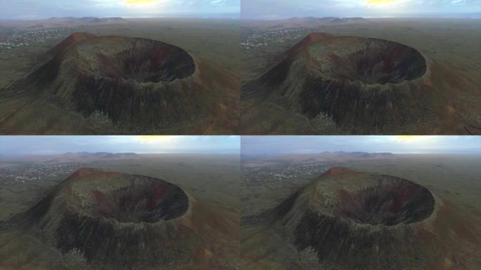 空中:绕着巨大的火山口飞行