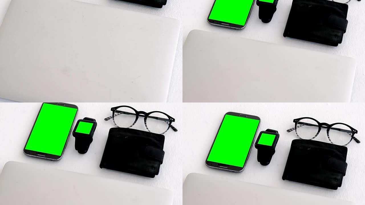 白色背景上的电子产品、钱包和眼镜4k