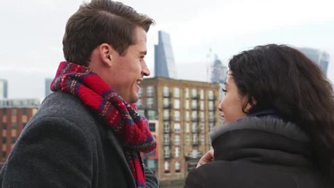 年轻的旅游夫妇在冬天访问伦敦