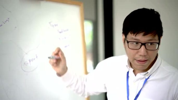 白板教学的亚洲男性教师