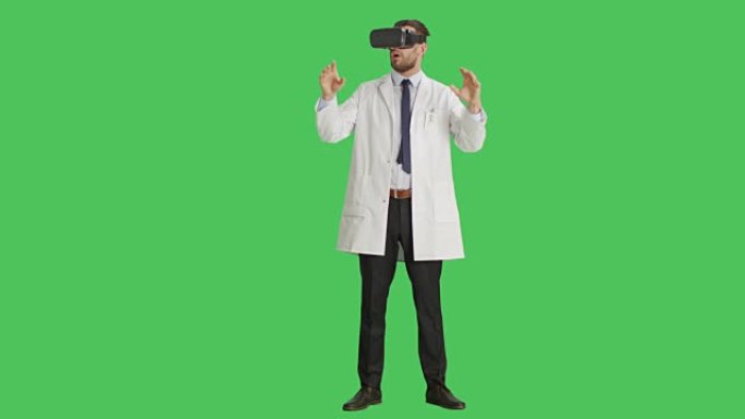 戴着虚拟现实眼镜的英俊科学家的长镜头与外在世界互动。背景是绿色屏幕。
