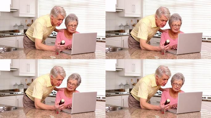 老年夫妇一起使用笔记本电脑