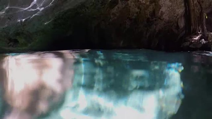 超龄少女cenote潜水雄伟的污水坑探索地下洞穴