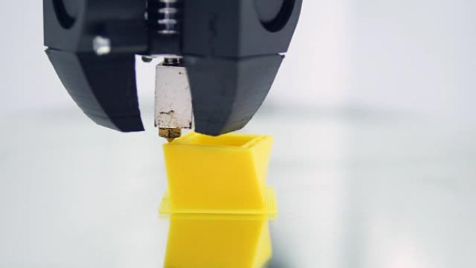 特写。3D打印。三维打印机在实验室工作。3D打印机工作