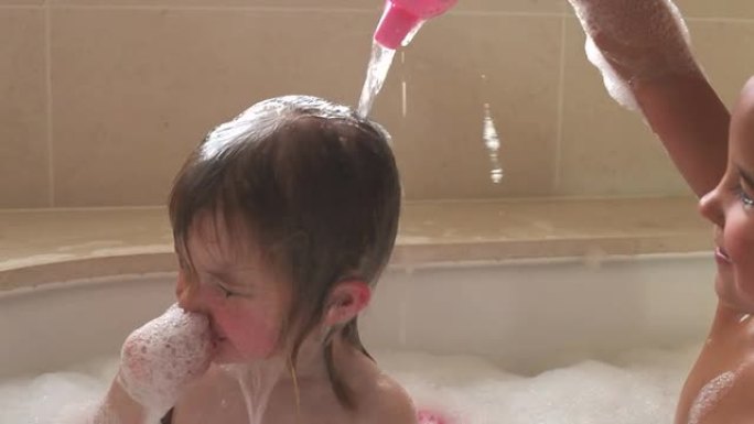 两个女孩共用泡泡浴和洗头