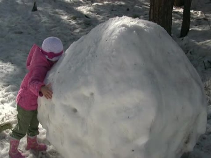 小孩喜欢冬天，雪球