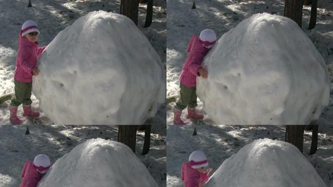 小孩喜欢冬天，雪球