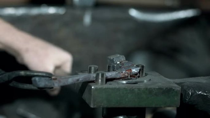高清多莉: 铁匠制作马蹄铁