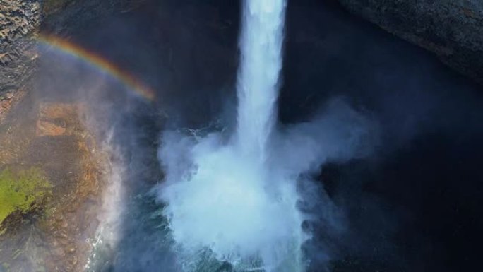 美丽瀑布和彩虹4k的天线
