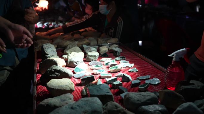 瑞丽赌石 原石交易市场 翡翠原石 缅甸