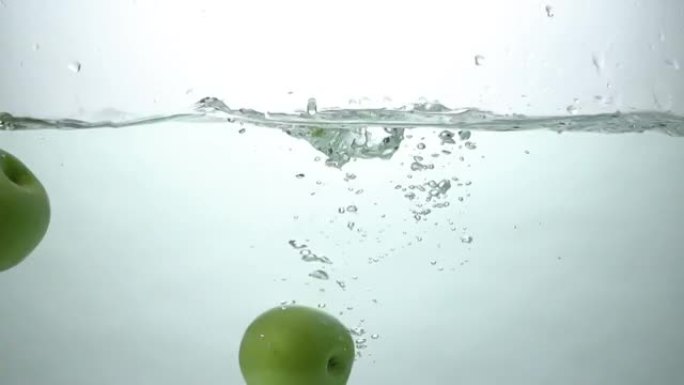 青苹果集团的Slo mo滴在白水上。