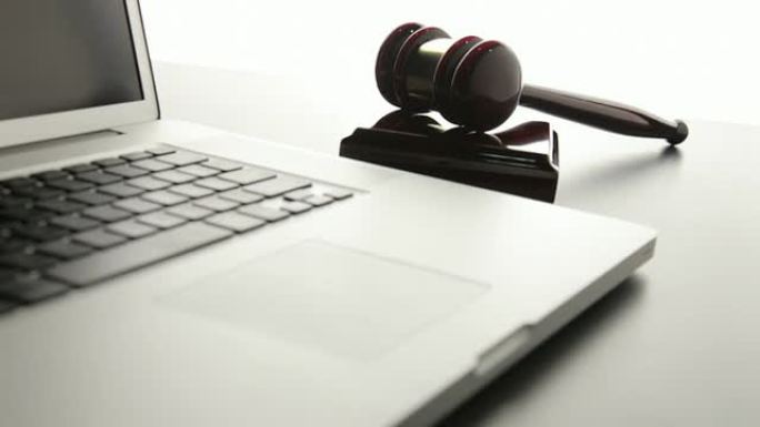 槌子和计算机便携式电脑木槌法官宣判