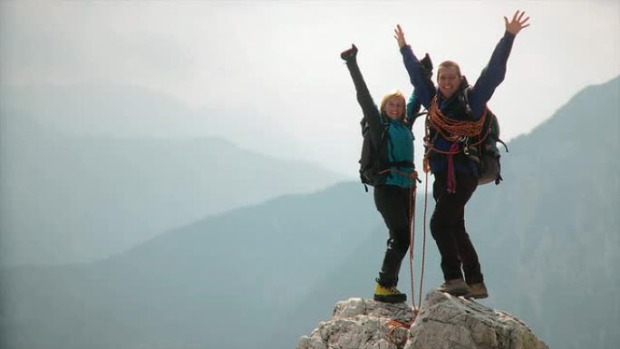 高清: 一对山峰上的夫妇