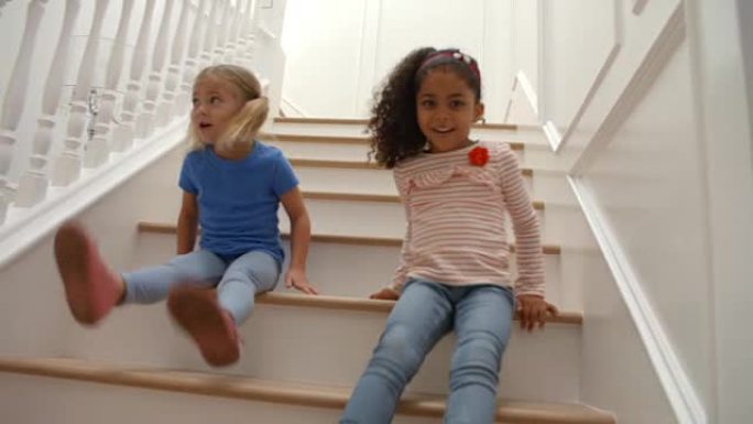 两个女孩在慢动作的楼梯上玩耍