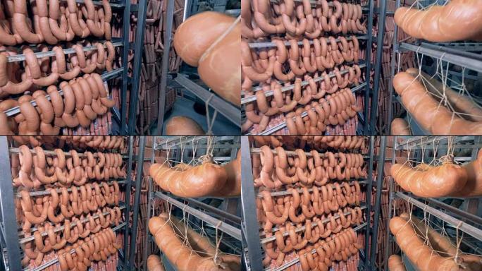 Bockwursts，火腿和香肠挂在meet加工厂的金属架子上。