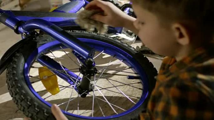 男孩清洁自行车车轮