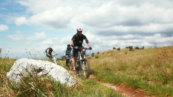 高清: 山地自行车手沿着乡村小径骑行
