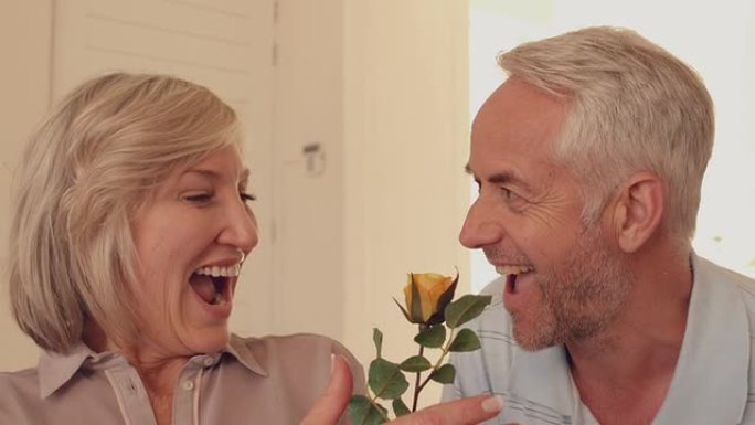 男人给妻子一朵黄玫瑰